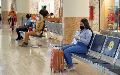 Ciudadanos esperan en el Aeropuerto Internacional de Punta Cana (R.Dominicana).