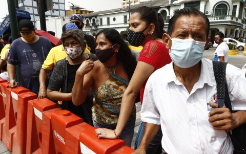 Decenas de personas llegaron a la estación de la Plaza Centenario una hora y media antes de que se abra el servicio.