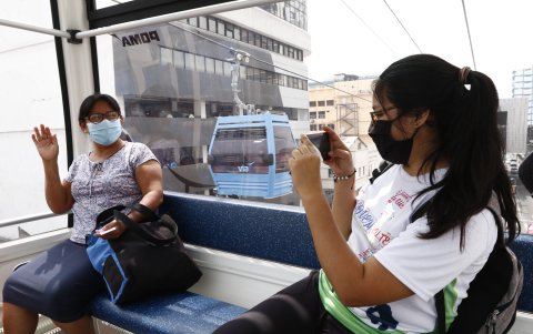 Movilidad. Rosita Pinguil y su hija, Lissete Dávila, de Durán, usaron ayer el servicio para constatar si en realidad el recorrido hacia su cantón es de 20 minutos.