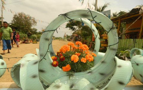 Llantas. Los transformaron en maceteros que adornaron con flores