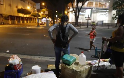 Olga retiraba su mercadería del malecón Simón Bolívar.