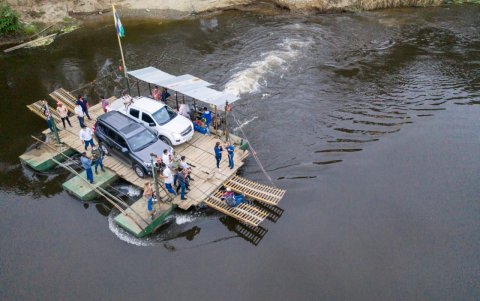 Hecho. Los habitantes de Colimes se movilizan a través de una gabarra.