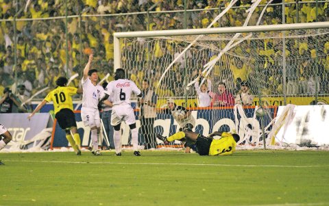 El defensa central, Geovanny Caicedo (3) marca el primer gol de la final de 2005