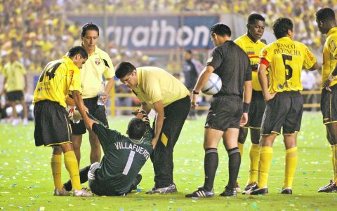 El golero Edwin Villafuerte se queja por la lesión que sufrió en la pierna derecha, en la primera final