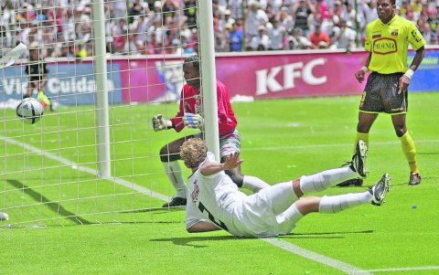 Carlos Espínola anota el primer gol en la revancha jugada en Ponciano, en 2005.