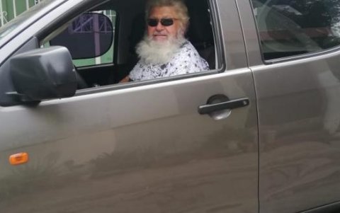 Santa deja su trineo y se sube a su camioneta para hacer los fletes, que es otro trabajo para él.