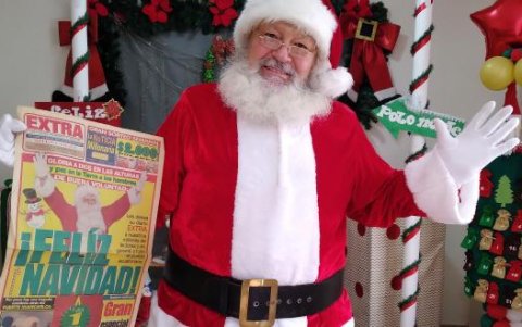 Vivió 8 años en Alemania y en 3 también desempeñó el rol de San Nicolás. En sus manos sostiene la portada de 2003 de EXTRA en la cual apareció.