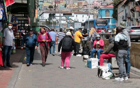 Hay varias personas en las calles; en muchos casos no hay distanciamiento