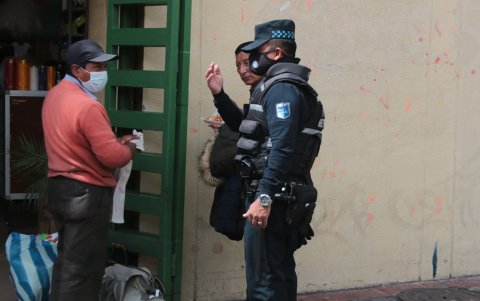 Agentes metropolitanos controlan las ventas informales.