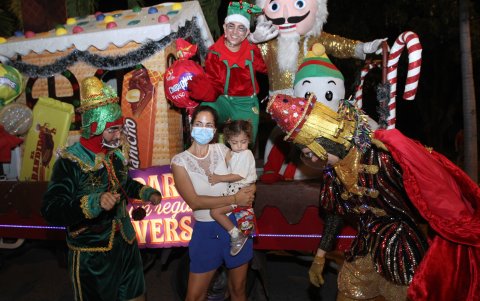 En La Puntilla, las familias salieron a observar el desfile y a fotografiarse con los personajes.