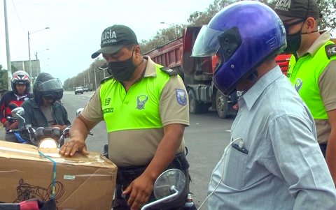 En las vías del Guayas se han incrementado los controles a motos y vehículos livianos y pesados.