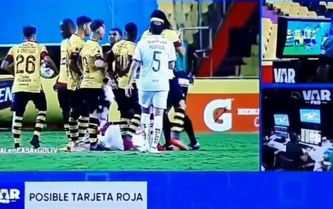 Esta es la acción más polémica del partido. La reacción de Sornoza tras la búsqueda de Díaz.