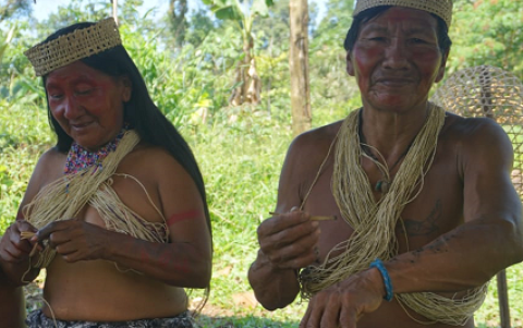 Actividades. Los adultos mayores preparan el tinte en recipientes de barro para pintar el rostro de los turistas.