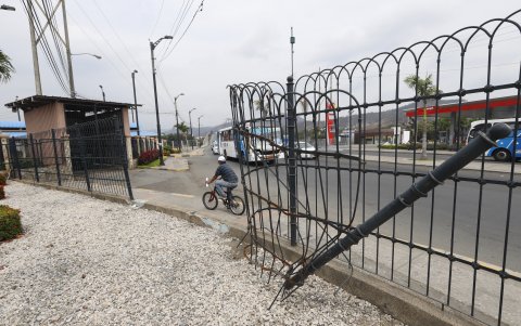 Inseguridad. A los vecinos del  Mercado de Mariscos de Portete, les preocupa que por ese espacio entren delincuentes que se escondan y los ataquen.