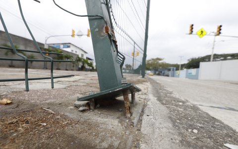 En algunos puntos, como en la calle Felipe Pezo, han intentado llevarse hasta las bases de las mallas. En el sitio, más de una permanece agarrada apenas con un tornillo.