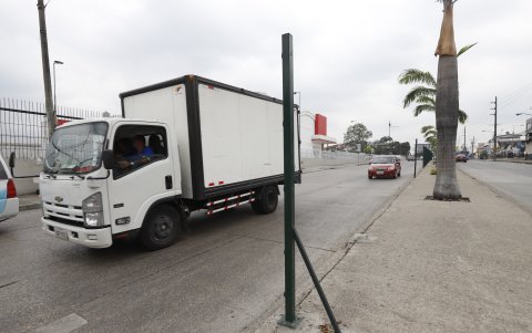 En cada sitio donde se han instalado los muros, hay enormes agujeros o espacios vacíos que evidencian la cantidad de rejillas robadas.