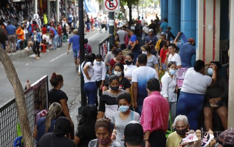 La Bahía. Empezó a llenarse desde las 08:00.