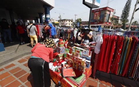 La Alborada. Decenas de vendedores informales se instalaron en los exteriores de Plaza Mayor.