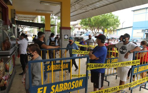 Las filas para comprar un pavo o una pierna de cerdo horneado en el local el Sabrosón.