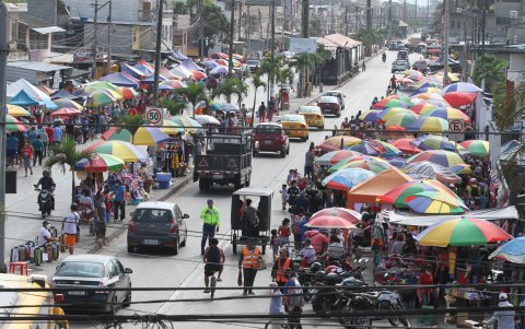 Al exterior del mercado de las Esclusas se formó una bahía.