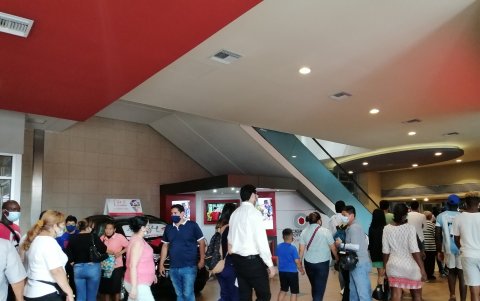 Para ingresar a un centro comercial el 24 de diciembre fue necesario hacer fila, por la cantidad de personas que salieron a hacer compras a última hora.