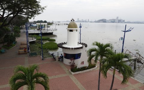 El malecón es de los pocos sitios regenerados del cantón, pero no se incentivan visitas.