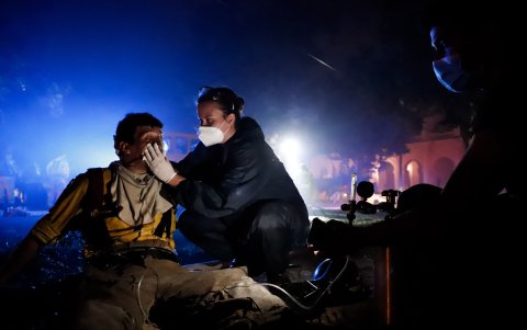 Los bomberos terminaron afectados tras el incendio.