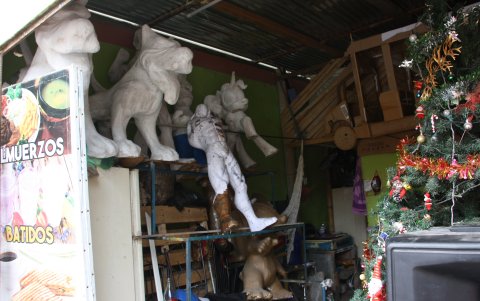 Algunos monigotes han sido colocados en las bodegas de los artesanos fabricantes; la elaboración de algunos de estos muñecos no fue culminada.