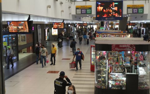En la Terminal Terrestre de Guayaquil también bajó el ritmo de usuarios y viajeros durante las primeras horas de este 25 de diciembre de 2020.