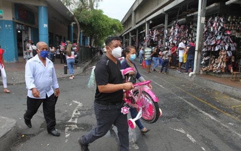 Las compras navideñas continuaron ayer, aunque con menos intensidad que en la víspera del 24 de diciembre de 2020.