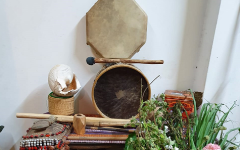 Elementos. El uso de los tambores son importante junto con las plantas apropiadas en la sanación espiritual.