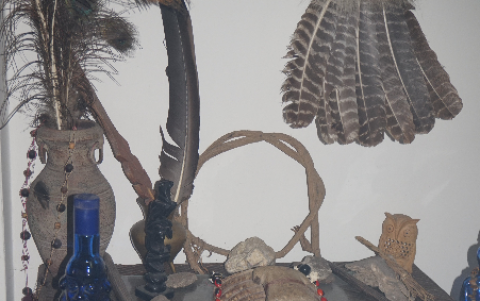 Amuletos. En el altar las plumas del cóndor y del pavo real, la chacana (cruz) son amuletos de protección.