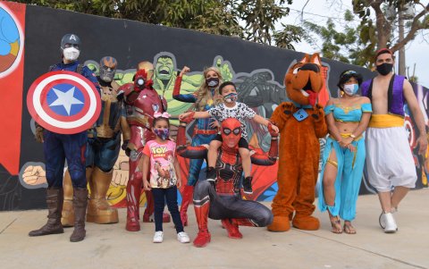 Atracción. Desde hace varias semanas, residentes y turistas llegan a la cabecera cantonal para fotografiarse con el lienzo.