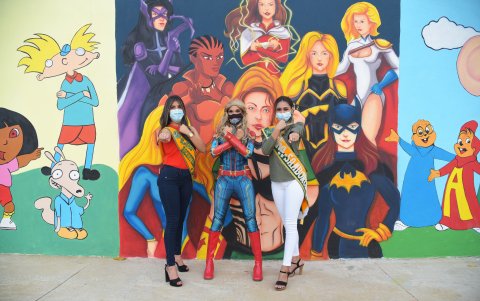 Desde su inauguración, hay personas que se instalan junto al mural vestidos de distintos personajes.