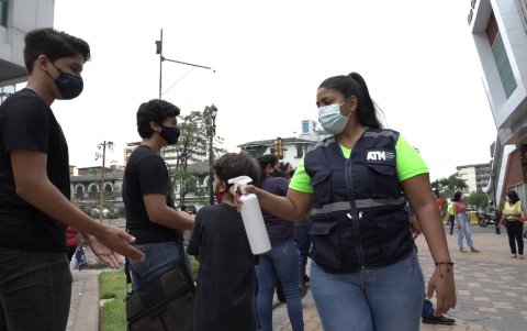 Personal de la ATM realiza los controles de desinfección de los pasajeros de la Aerovía.