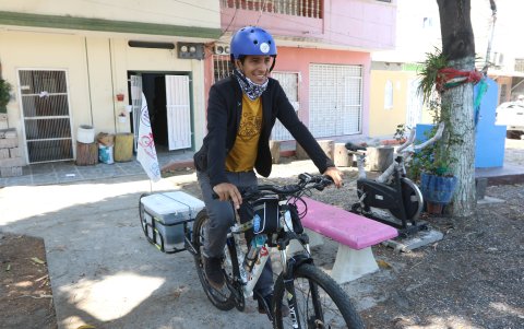 Alberto Hidalgo, activista quien lleva consigo la bandera del ciclismo.