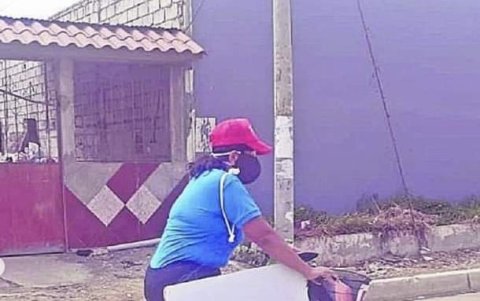 La maestra que buscó la forma de enseñarle a sus estudiantes, pese a las barreras y sin recibir su sueldo.