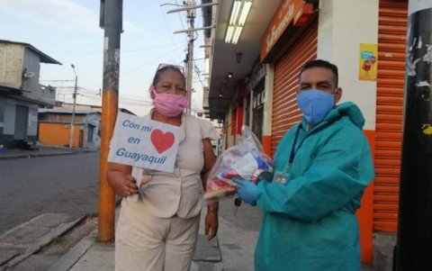 Lideró la entrega de kits alimenticios en los barrios pobres de Guayaquil.