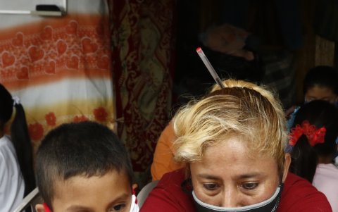 Beatriz Menoscal, la profesora que con su teléfono celular dio clases a 42 niños.