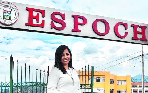 Figura.  Adriance es cuencana y tiene 23 años.