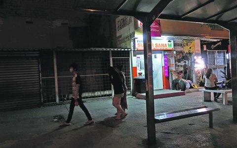 En la manzana 12 de la Guangala, un paradero poco iluminado.