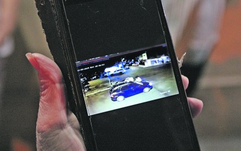 Una moradora de la ciudadela 9 de Octubre muestra un asalto a un carro.