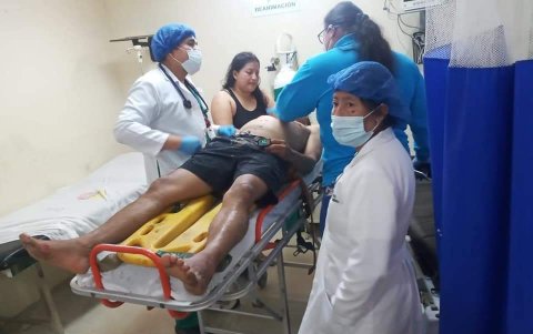 Los bañistas fueron trasladados al hospital básico de Playas.