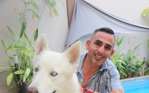 Desde la tranquilidad de su casa posando junto a su perra para EXPRESIONES.

Agencia (ag-extra)