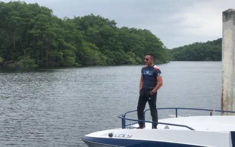 Navegar en su bote es uno de sus mayores pasatiempos.