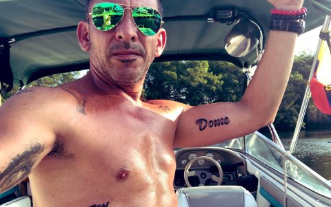 Hace un par de años empezó a tatuarse partes de su cuerpo, una afición compartida con varios de sus pacientes.