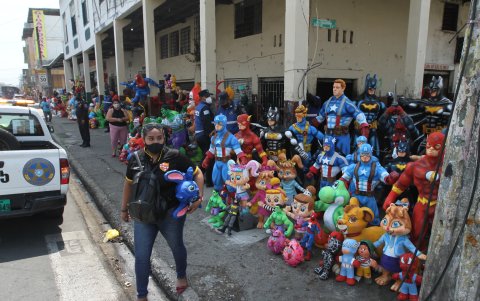 Comercio. Entre 20 a 30 dólares es el costo promedio de un monigote en la 6 de Marzo.