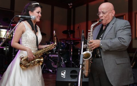 La presentadora le dedicó a su pareja el tema 'Contigo aprendí', el día de su boda en 2012.