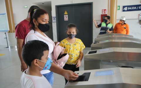 Para usar el medio de transporte hay que adquirir una tarjeta que sirve para dos viajes. 

Agencia (ag-extra)