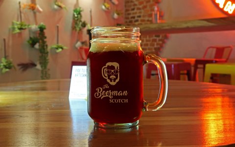 La cerveza Beerman es artesanal hecha en Ecuador y es a base de whisky.
